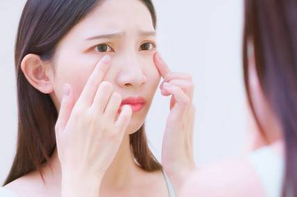 일부 선크림에 들어가는 ▲에칠헥실 메톡시신나메이트 ▲옥시벤존(벤조페논-3) ▲아보벤존 등 자외선 차단 성분은 눈을 따갑게 만들 수 있다./사진=게티이미지뱅크