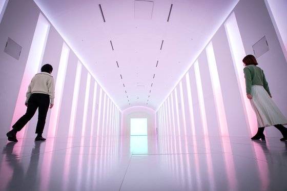 인천 파라다이스시티의 ‘파라다이스 워크’. 화려한 조명이 감싸는 이곳에서 ‘나로 바꾸자’ 뮤직비디오를 촬영했다. 비, 박진영이 토끼춤을 춘 장소다. 장진영 기자