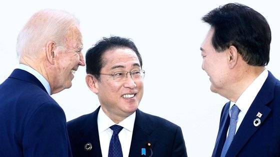 G7 정상회의 참관국 자격으로 일본을 방문 중인 윤석열 대통령이 21일 한미일 정상회담에 앞서 조 바이든 미국 대통령, 기시다 후미오 일본 총리와 환담하고 있다.연합뉴스