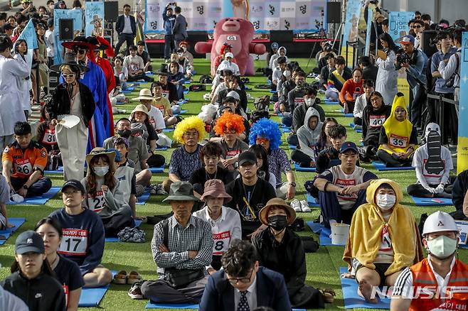 [서울=뉴시스] 정병혁 기자 = 21일 서울 서초구 반포한강공원 잠수교에서 열린 2023 한강 멍때리기 대회에서 참가자들이 경연에 집중하고 있다. 2023.05.21. jhope@newsis.com