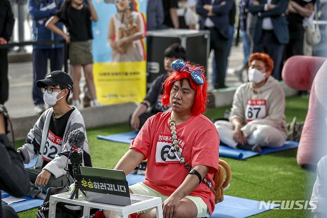 [서울=뉴시스] 정병혁 기자 = 21일 서울 서초구 반포한강공원 잠수교에서 열린 2023 한강 멍때리기 대회에서 참가자들이 경연에 집중하고 있다. 2023.05.21. jhope@newsis.com