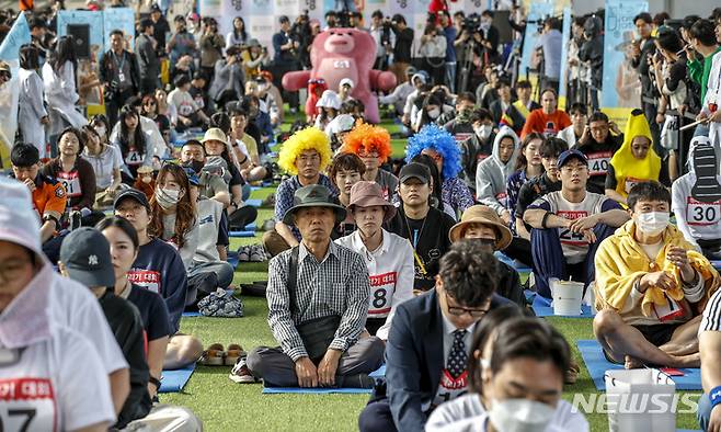 [서울=뉴시스] 정병혁 기자 = 21일 서울 서초구 반포한강공원 잠수교에서 열린 2023 한강 멍때리기 대회에서 참가자들이 경연에 집중하고 있다. 2023.05.21. jhope@newsis.com