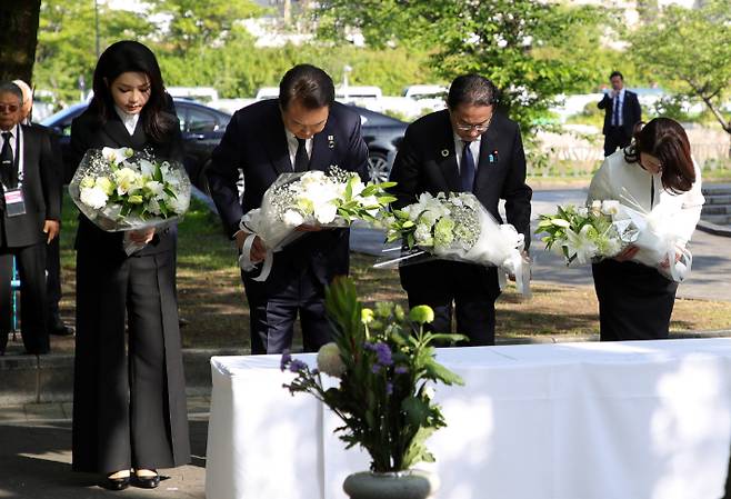 G7 정상회의 참관국 자격으로 일본을 방문 중인 윤석열 대통령과 부인 김건희 여사,  기시다 후미오 일본 총리와 부인 기시다 유코 여사가  21일 히로시마 평화기념공원 내 한국인 원폭 피해자 위령비에 헌화하고 있다. 연합뉴스