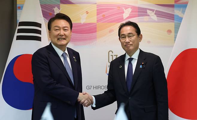 G7 정상회의 참관국 자격으로 일본을 방문 중인 윤석열 대통령이 21일 히로시마 평화기념공원 국제회의장에서 열린 한일 정상회담에서 기시다 후미오 일본 총리와 악수하고 있다. ⓒ연합뉴스