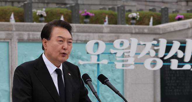 윤석열 대통령이 지난 18일 광주민주화운동 기념식에 참석해 국민 통합의 메시지를 띄웠다. 이에 걸맞게 취임 후 한번도 야당 지도부를 만나지 않은 자세부터 바꿔야 한다.[사진=뉴시스]