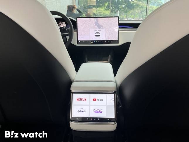 2열에서도 디스플레이를 통해 엔터테인먼트를 즐길 수 있다./사진=정민주기자