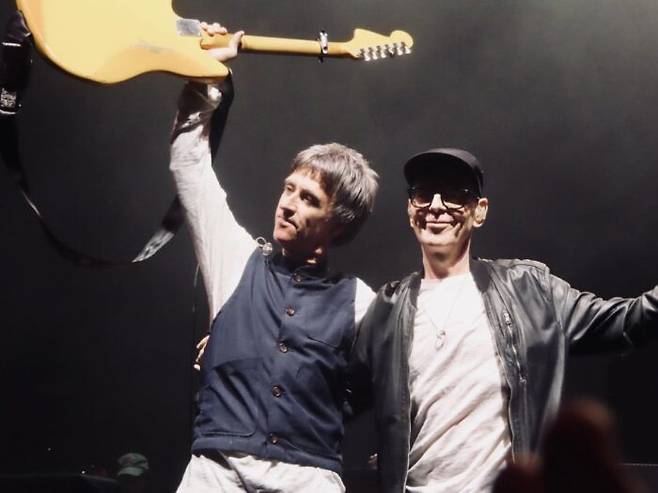 영국 밴드 더 스미스의 베이스기타 연주자 앤디 러크(오른쪽)가 췌장암 투병 끝에 별세했다. [사진=조니 마 인스타그램 캡처]