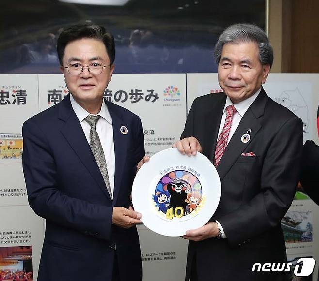 22일 김태흠 충남지사(왼쪽)와 가바시마 이쿠오 구마모토현 지사가 도·현 자매결연 40주년 기념 로고를 발표하고 있다.(충남도 제공)/뉴스1