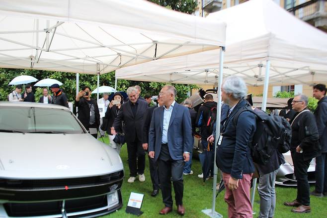 정의선 현대차그룹 회장이 21일 이탈리아에서 열린 세계적인 클래식카·콘셉트카 전시회인 '콩코르소 델레간차 빌라 데스테'에 참석해 현대차의 'N비전 74 모델'을 살펴보고 있다. /현대차