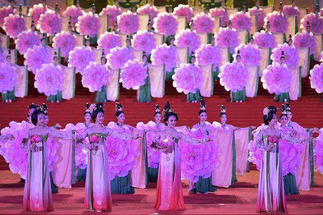 18일 중국 산시성 시안에서 열린 중국 중앙아시아 5국 정상회의 환영 행사에서 공연이 펼쳐지고 있다./EPA 연합뉴스