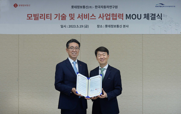나승식 한국자동차연구원 원장(오른쪽)과 노준형 롯데정보통신 대표가 19일 모빌리티 분야 협력을 위한 업무협약(MOU)를 체결했다.