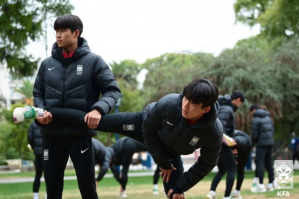 이찬욱(왼쪽), 박승호(이상 한국 U20대표팀). 대한축구협회 제공