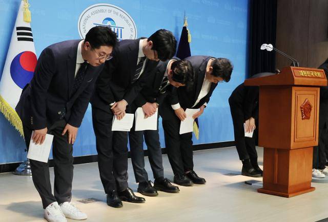 이동학(왼쪽) 더불어민주당 전 최고위원 등 청년 정치인들이 12일 국회 소통관에서 김남국 의원의 코인 보유 의혹 등에 사과하는 당 쇄신 촉구 기자회견을 연 뒤 고개 숙여 인사하고 있다. 연합뉴스