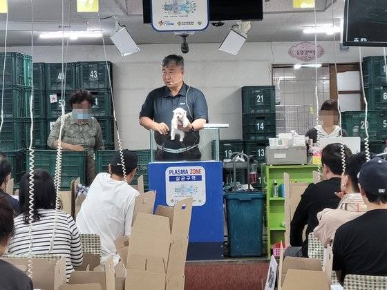 지난 4일 대전광역시 유성구의 반려동물 경매장에서 경매사가 낙찰가 5만원에 소매업자에게 넘어간 생후 60일가량 된 웰시코기 수컷을 소개하고 있다. 경매장엔 건강하고 잘 생긴 강아지를 찾아 전국 각지에서 100여명이 모였다. 손성배 기자