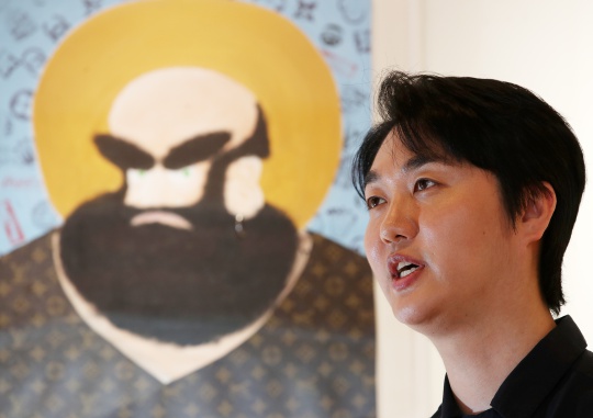 Artist, Jo Jae-yun, who wants the younger generation to be attracted to Bodhidharma and Buddhism, displays his Pop Art Bodhidharma series, a fresh interpretation of the image of Bodhidharma, which the Korean public is familiar with in ink paintings, in the form of Pop art. Su Sung-il, Senior Reporter