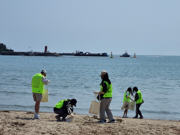 부산중앙중학교 환경동아리 학생들이 기장군 일대 해수욕장에서 비치코밍 활동을 진행했다.