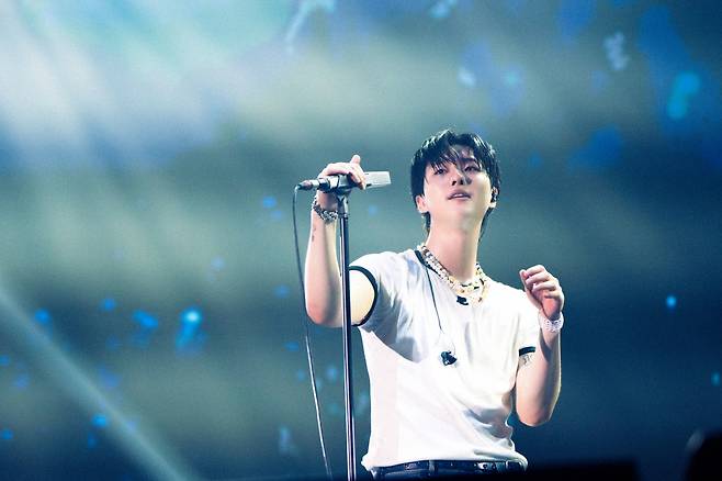 Singer-songwriter Woodz performs during a concert to kick off his first world tour, "Oo-Li," held at Jangchung Arena in Seoul over the weekend. (Edam Entertainment)