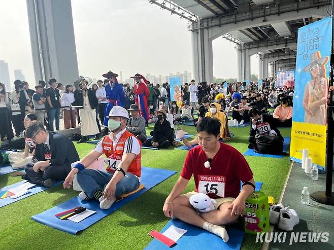 2023 한강 멍때리기 대회 참가자들이 멍때리는 모습.&nbsp; &nbsp;사진=조유정 기자