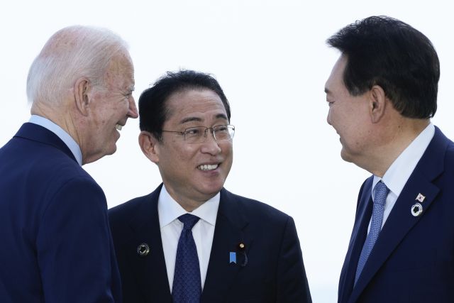 윤석열 대통령, 기시다 후미오 일본 총리, 조 바이든(이상 오른쪽부터) 미국 대통령이 지난 21일 히로시마에서 주요 7개국(G7) 정상회의를 계기로 열린 한미일 정상회담에 앞서 대화하고 있다. AP연합뉴스