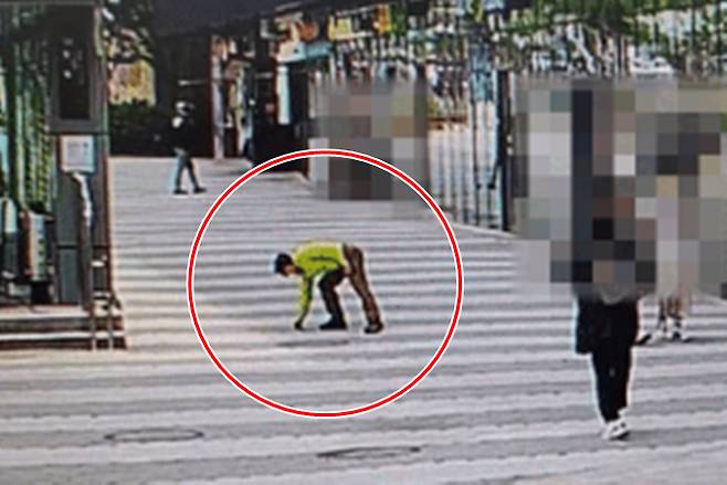 길거리에 떨어진 고가의 다이아몬드 팔찌를 별다른 신고 없이 주워간 70대 남성이 경찰에 붙잡혔다. 사진은 지난 18일 오전 11시27분 서울 광진구 한 거리에서 바닥에 떨어진 다이아몬드 팔찌를 줍는 남성의 모습. /사진=광진경찰서 제공