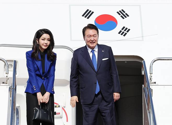 주요 7개국(G7) 정상회의 일정을 마친 윤석열 대통령과 부인 김건희 여사가 21일 일본 히로시마 공항에서 귀국길에 오르고 있다. [연합]