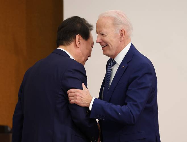 윤석열 대통령과 조 바이든 미국 대통령이 20일 일본 히로시마 그랜드 프린스 호텔에서 열린 G7 정상회의 확대세션에서 만나 인사하고 있다. [연합]