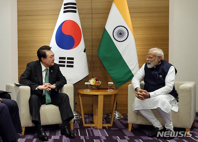 [히로시마=뉴시스] 홍효식 기자 = 주요 7개국(G7) 정상회의 참석차 일본을 방문 중인 윤석열 대통령과 나렌드라 모디 인도 총리가 20일 히로시마 한 호텔에서 한-인도 정상회담을 하고 있다. 2023.05.20. yesphoto@newsis.com