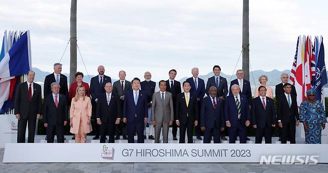 [히로시마=뉴시스] 홍효식 기자 = 윤석열 대통령이 20일 주요 7개국(G7) 정상회의가 열리고 있는 히로시마 그랜드프린스호텔에서 G7 회원국 및 초청국 정상들과 기념촬영하고 있다. (공동취재) 2023.05.20. yesphoto@newsis.com