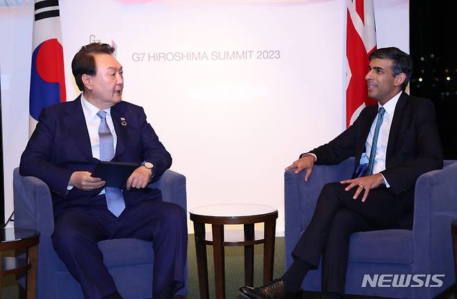 [히로시마=뉴시스] 홍효식 기자 = 주요 7개국(G7) 정상회의 참석차 일본을 방문 중인 윤석열 대통령이 20일 히로시마 G7 정상회의장인 그랜드프린스호텔에서 리시 수낵 영국 총리와 한-영국 정상회담을 하고 있다. 2023.05.20. yesphoto@newsis.com