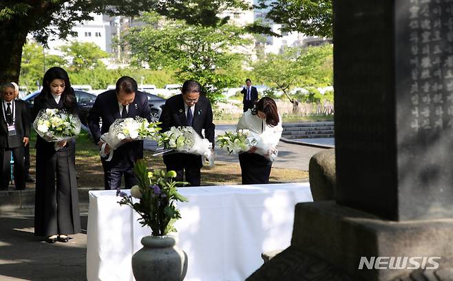 [히로시마=뉴시스] 홍효식 기자 = 윤석열 대통령과 부인 김건희 여사, 기시다 후미오 일본 총리와 부인 기시다 유코 여사가 21일 오전 히로시마 평화기념공원 내 한국인 원폭희생자 위령비를 찾아 헌화하고 있다. 2023.05.21. yesphoto@newsis.com
