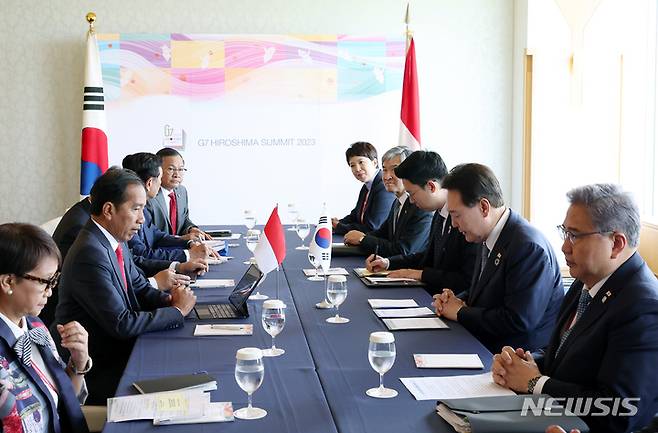 [히로시마=뉴시스] 홍효식 기자 = 윤석열 대통령이 21일 히로시마 G7 정상회의장인 그랜드프린스호텔에서 조코 위도도 인도네시아 대통령과 한-인도네시아 정상회담을 하고 있다. (공동취재) 2023.05.21. yesphoto@newsis.com