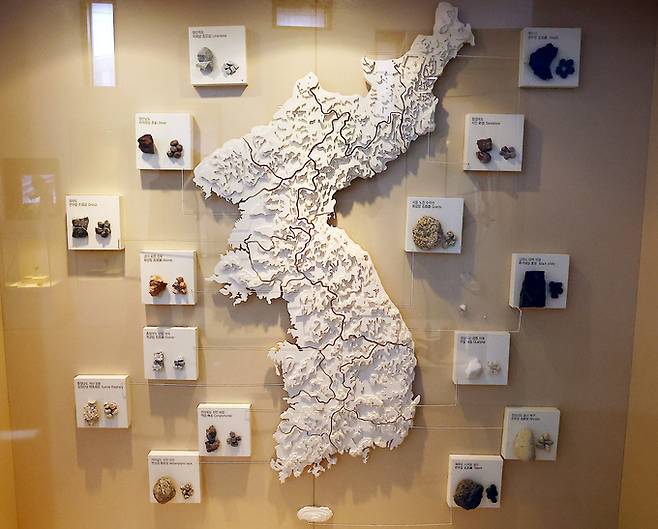 전국 각 지역마다 제각각인 공깃돌이 한반도 지도와 함께 전시되어 있다.