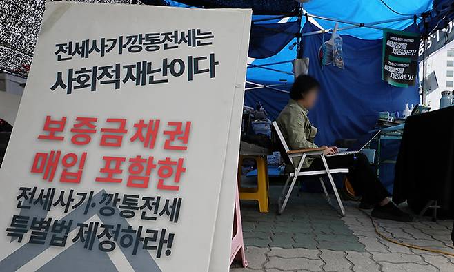 22일 서울 여의도 국회 앞에 위치한 농성장에서 전세사기·깡통전세 피해자들이 자리를 지키고 있다. 뉴스