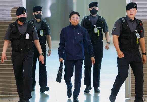 정부 ‘후쿠시마 시찰단’ 21명 오늘 일본으로, 출국장 들어서는 유국희 시찰단장 - 일본 후쿠시마 제1원자력발전소 오염수 정부 시찰단장인 유국희 원자력안전위원장이 21일 오전 인천국제공항 제2여객터미널을 통해 일본으로 출국하고 있다.