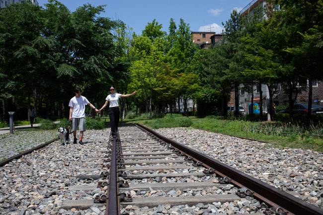 철길 위를 남녀가 걷고 있다.
