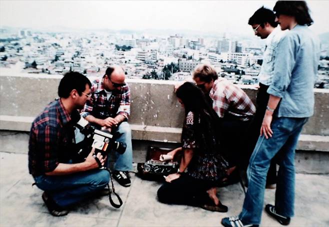 1980년 5·18 민주화운동 당시 전남대병원 옥상에서 독일 기자 위르겐 힌츠페터 기자(맨 왼쪽)가 취재를 하는 동안 폴 코트라이트(오른쪽 두 번째) 등 미국 평화봉사단원들이 돕고 있다. ⓒ5·18 기념재단 제공