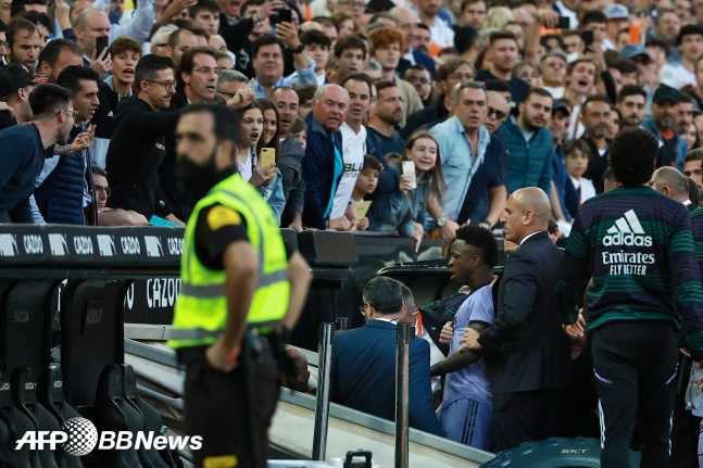 비니시우스(우측 하단의 보라색 유니폼)가 22일(한국시간) 발렌시아와 경기에서 경기장을 떠나고 있다. /AFPBBNews=뉴스1