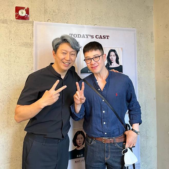 Block B member and actor P.O (Pyo Ji-hoon) revealed his recent status while serving in the Heavy Army.On the 22nd, Kim Su-ro said, P.O. came to see Wuthering Heights, thank you P.O.Beautiful Play, Play Down Play Storm Hill, Storm Hill is a wonderful piece of work # Storm Hill # Best rating performance posted with the article.In the photo, Kim Su-ro poses affectionately with P.O. P.O is dressed casually and smiling.P.O made his debut with Block B in 2011. Since then, he has appeared in SBS drama Temperature of Love, tvN Hotel Del Luna and JTBC The Case of the Case.He joined the Marines in March last year and will be released on September 27th.Photo by Kim Su-ro