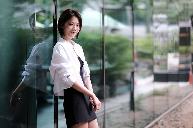 포즈 취하는 배우 이주우 (서울=연합뉴스) 류효림 기자 = 배우 이주우가 22일 오후 서울 종로구 수송동 연합뉴스 사옥에서 인터뷰에 앞서 포즈를 취하고 있다. 2023.5.22 ryousanta@yna.co.kr