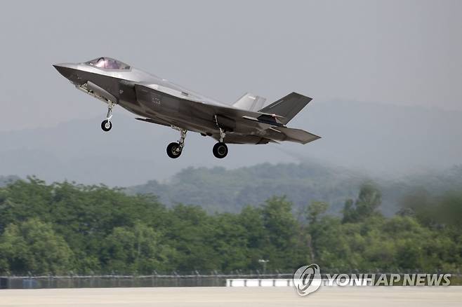 이륙하는 F-35A 전투기 (서울=연합뉴스) 공군이 지난 12일부터 19일까지 청주기지 제29전술개발훈련비행전대에서 한국 공군이 단독으로 실시하는 대규모 전역급 공중종합훈련인 '23년 전반기 소링이글(Soaring Eagle)을 실시하고 있다고 16일 밝혔다. 사진은 F-35A 전투기가 훈련을 위해 활주로를 이륙하는 모습. 2023.5.16 [공군 제공. 재판매 및 DB 금지] photo@yna.co.kr