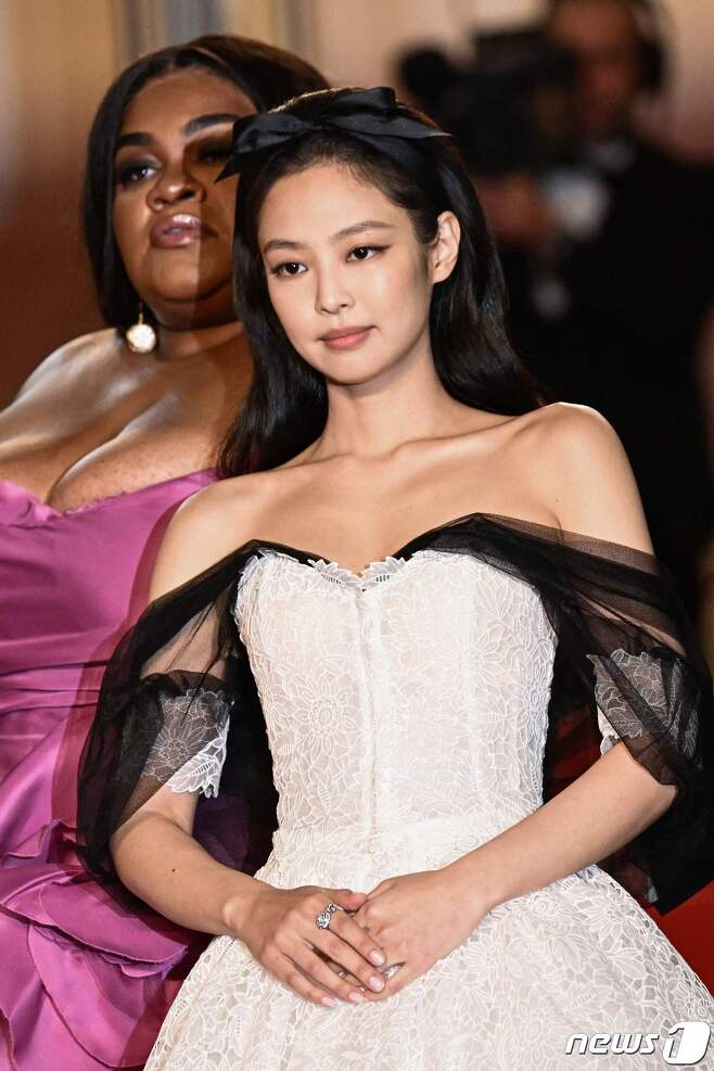 Khan =) = Group BLACKPINK Jennie Kim decorated the 76th Cannes International Film Festival Red Carpet.Jennie Kim attended the Red Carpet ahead of the screening of HBO The Idol world premiere at Lumiere a major theater in Cannes, southern France, at 10 pm (local time, 5 am on March 23).On this day, Jennie Kim appeared with pop singer and Troy Sivan, who appeared together on The Idol. He wore an off-shoulder chiffon dress and a ribbon on his head.Jennie Kim then approached the fans and signed up and took a self-portrait.Jennie Kim, who successfully stepped on the Red Carpet, was also seen hugging and greeting with Weekend and Lily Rose Depp in front of Lumiere a major theater.Invited to this years Cannes Film Festival noncompetition segment, The Idol is an HBO series produced by renowned pop artist Able Tespey (The Weeknd), depicting all the relationships surrounding the rising pop idol and the music industry world.In Korea, BLACKPINK Jennie Kims first acting challenge work has gathered a big topic.