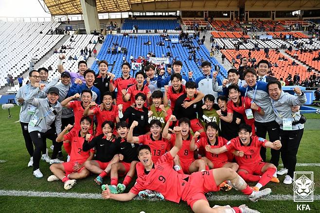 23일(한국시간) 아르헨티나 메도사 스타디움에서 열린 프랑스와의 2023 국제축구연맹(FIFA) U20 월드컵 F조 조별리그 1차전을 승리한 대한민국 U20(20세 이하) 대표팀이 기뻐하고 있다. (대한축구협회 제공) 2023.5.23/뉴스1