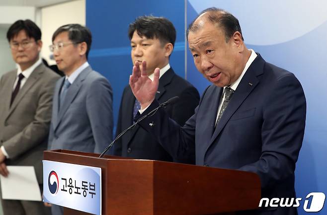 어수봉 산업인력공단 이사장(오른쪽)이 23일 오전 세종시 정부세종청사 고용노동부에서 2023년 국가기술 자격 실기 시험 운영 관련 브리핑을 하고 있다.  2023.5.23/뉴스1 ⓒ News1 김기남 기자