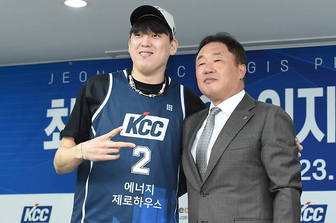 최준용이 KCC 입단식에서 전창진 감독과 기념 촬영을 하고 있다. 사진 | KBL