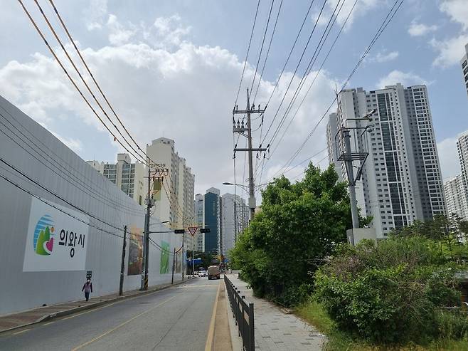 도로 오른쪽 학의천 옆으로 인근 대장주로 꼽히는 인덕원푸르지오엘센트로아파트(2019년준공)가 보인다./사진=이미호기자