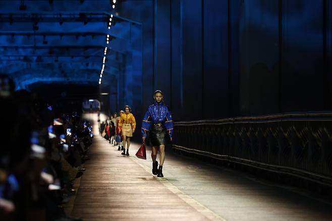 지난 4월 29일 오후 서울 잠수교에서 세계적인 명품 브랜드 루이비통의 사상 첫 프리폴(Prefall) 패션쇼를 열리고 있다. /연합뉴스