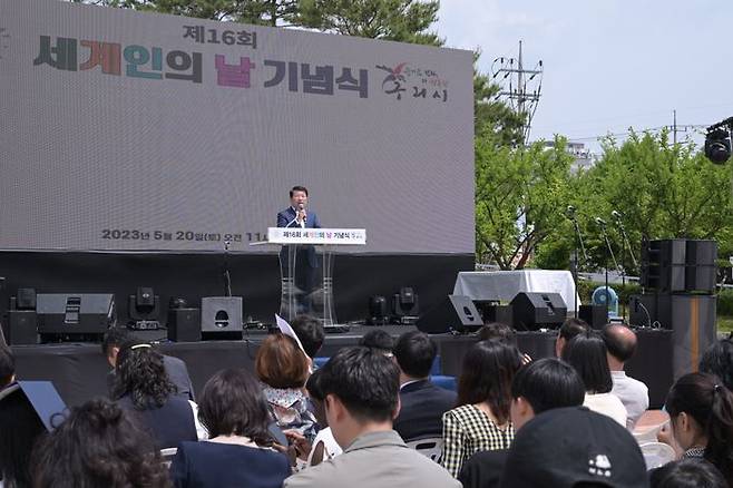 제16회 세계인의 날 기념 ‘오색별빛 한마음 축제’에서 백경현 시장이 인사말을 하고 있다.ⓒ구리시