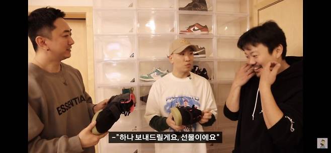 팬으로부터 선물 받은 나이키 에어 이지의 가치를 모르고 있던 가수 개코. 와디는 그를 힙합밖에 모르는 사람이라고 표현했다_출처 : 와디의 신발장