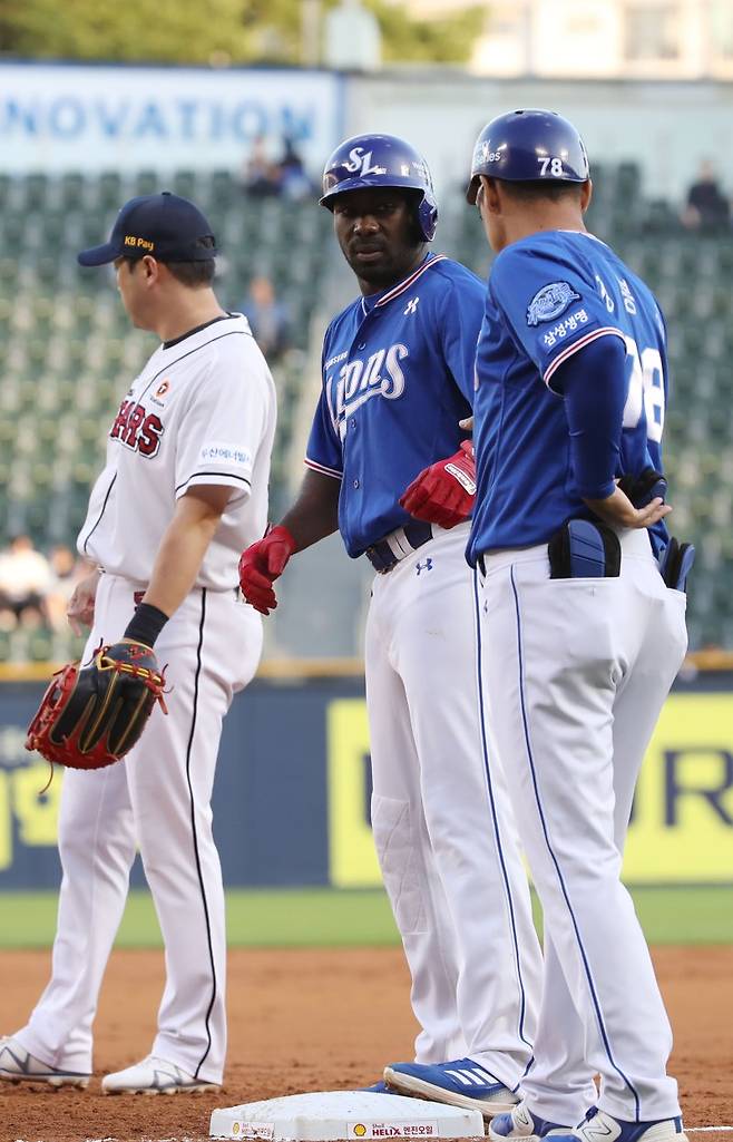 23일 서울 송파구 잠실야구장에서 열린 2023 KBO 리그 삼성 라이온즈 대 두산 베어스 경기, 2회초 삼성 피렐라가 적시타를 때려내고 있다