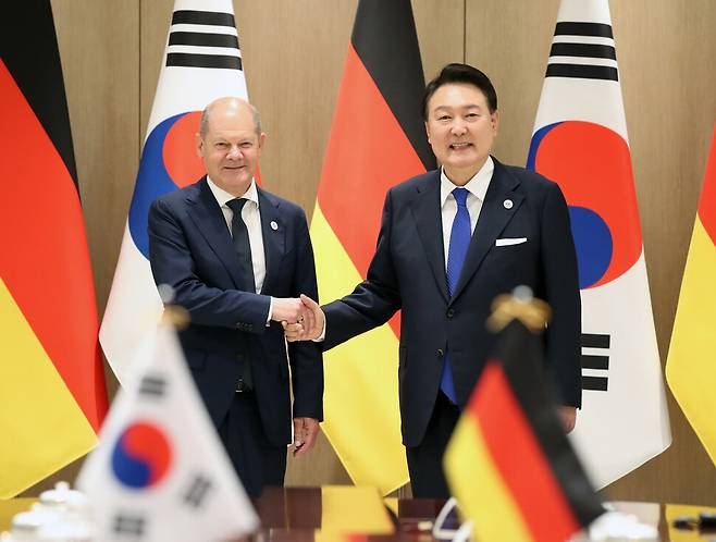 한독정상회담 (서울=연합뉴스) 진성철 기자 = 윤석열 대통령과 올라프 숄츠 독일 총리가 21일 오후 서울 용산 대통령실 청사에서 열린 한독정상회담에서 악수하고 있다. 2023.5.21 zjin@yna.co.kr/2023-05-21 20:20:46/ <저작권자 ⓒ 1980-2023 ㈜연합뉴스. 무단 전재 재배포 금지.>